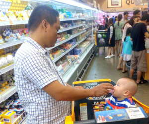 Gia đình trẻ đi ô tô, vợ thu nhập 20 triệu/tháng chỉ để gửi tiết kiệm, chi tiêu hằng ngày chồng “cân” tất