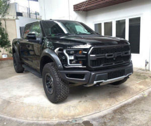 "Khủng long" Ford F-150 Raptor 2017 đầu tiên tại Việt Nam ra biển trắng