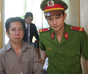Người bán vé số dạo dùng dao đâm người vì bị đòi nợ