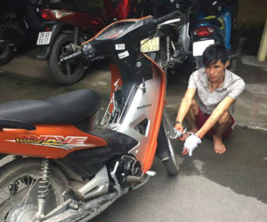 Tên cướp xe máy rút dao dọa giết cảnh sát giao thông