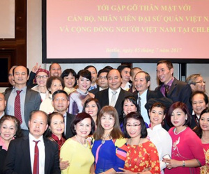Thủ tướng tới Berlin, thăm Đại sứ quán, gặp gỡ đại diện người Việt tại Đức
