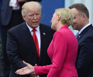 Đệ nhất phu nhân Ba Lan “ngó lơ” cái bắt tay của ông Trump