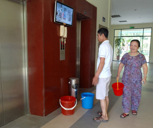 Hàng nghìn cư dân chung cư xếp hàng như thời bao cấp xách từng xô nước sạch