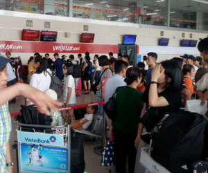 Hành khách ném hành lý vào mặt nhân viên hàng không