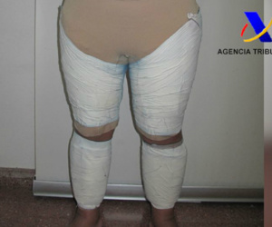 Khách nữ quấn 2 kg ma túy quanh người để giả béo