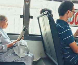 Khoảnh khắc đối lập trên chuyến bus: Một thanh thản bên tờ báo giấy, một chúi đầu vào smartphone