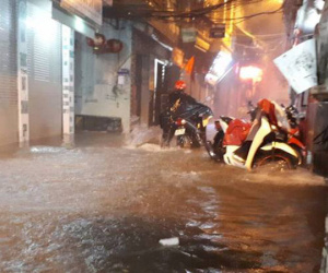 Mưa lớn khiến nhiều tuyến đường của Hà Nội ngập sâu trong đêm tối