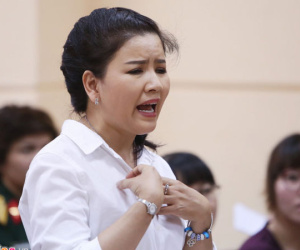 Ngọc Trinh lại bật khóc tại tòa, rút 2 yêu cầu đòi bồi thường