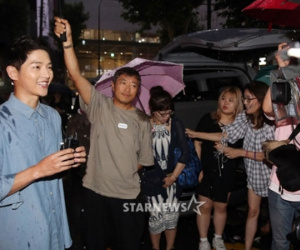 NÓNG: Song Joong Ki đội mưa và cười hạnh phúc xuất hiện sau tin kết hôn với Song Hye Kyo