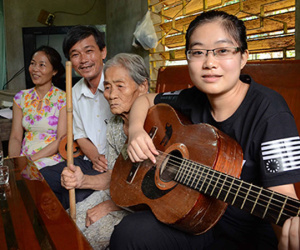 Nữ thủ khoa hãnh diện khi cha mẹ bán hàng rong ở Sài Gòn