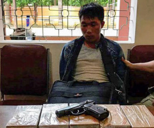 Thanh niên mang súng vận chuyển 10 bánh heroin qua biên giới