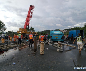 Lật xe trên đường cao tốc ở Trung Quốc, 19 người chết