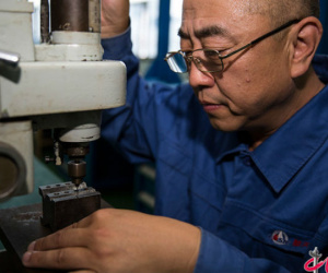 Người lắp "mắt" cho tên lửa Trung Quốc