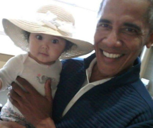 Obama gây sốt khi chụp ảnh bế em bé