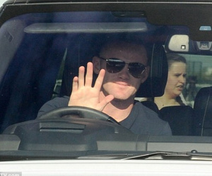 Rooney tươi cười đến kiểm tra y tế tại Everton