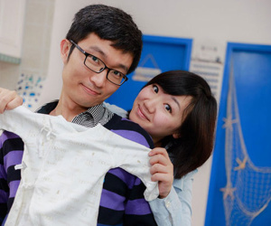 Anh chồng mỗi ngày chọn váy cho vợ bầu, rửa bát quét nhà việc gì cũng làm, được chị em khen tấm tắc