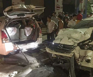 Bảo vệ lái xe của khách tông taxi lật nhiều vòng, 2 người trọng thương