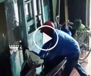 Clip: Táo tợn đột nhập vào nhà dân "cuỗm" xe máy