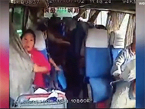 Mẹ ôm chặt con 1 tháng tuổi thoát chết kỳ diệu trong vụ lật xe thảm khốc