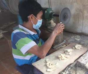 Ngày bán vé số, đêm đi học, chàng trai bại liệt giờ là ông chủ thành đạt