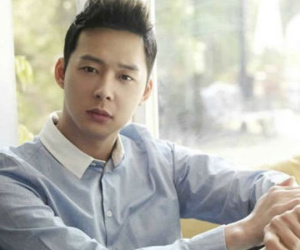 Nghi vấn Park Yoochun lùi ngày kết hôn, đi chụp ảnh cưới ở Châu Âu