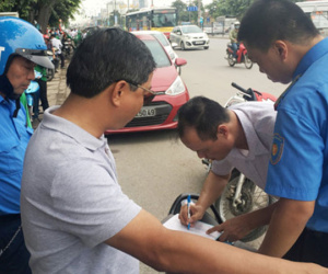 "Nhốt" hàng loạt xe Grab, Uber vì giả danh