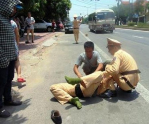 Xô ngã, gây sự với cảnh sát giao thông để bạn quay video