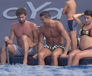 Bạn gái Ronaldo lộ bụng bầu khi mặc bikini