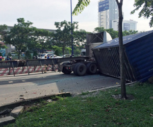 Container đè bẹp đuôi ôtô buýt, xe máy ở cầu Sài Gòn