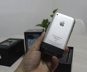 iPhone đời cũ có giá "trên trời" tại Việt Nam