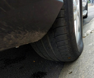 Kiểu đỗ xe gây hại lốp tài xế Việt cần tránh