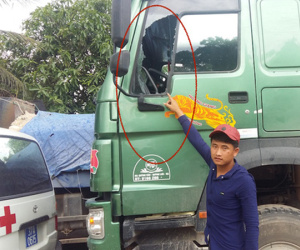 Va chạm giao thông, tài xế xe cứu thương vác dao chém người?