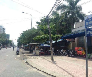 2 thanh niên bị ám sát bằng súng trên phố