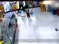 Bé gái Trung Quốc bị cha đánh đập dã man trong siêu thị
