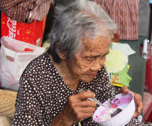 Chuyện đời bà cụ đi "ở đợ" 60 năm, có chồng con nhưng tuổi già đơn độc, sống nhờ người dưng trong hẻm nhỏ