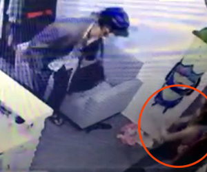 Clip cướp xông vào cửa hàng, 3 mẹ con quỳ lạy xin tha mạng