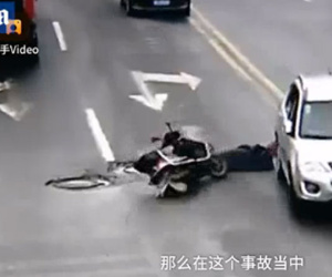 Clip: Ngã xe máy, bị ô tô chạy đè qua đầu vẫn sống