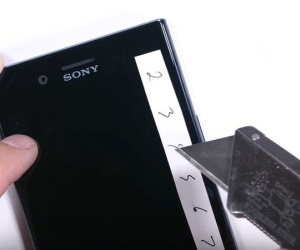Dùng dao thử độ cứng màn hình Xperia XZ Premium