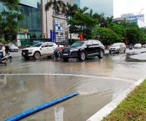 Hà Nội: Hàng nghìn hộ dân mất nước vì đơn vị thi công làm vỡ đường ống nước sạch Sông Đà