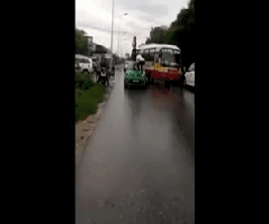 Hải Dương: Cô gái đứng trên nóc taxi nói lảm nhảm bị tài xế tát ngã xuống đất, đạp liên tiếp vào người