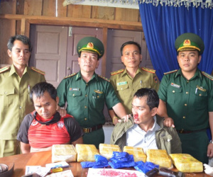 Mật phục, bắt nóng 2 đối tượng thủ súng "cõng" 40.000 viên ma túy