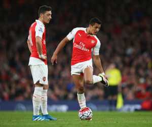 Ozil rủ rê Sanchez tiếp tục ở lại Arsenal