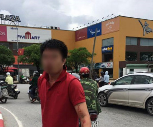 Tài xế ô tô bị đấm chảy máu mũi sau va chạm giao thông ở Hà Nội