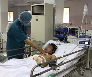 10 bác sĩ giành lại sự sống cho một thanh niên lúc 0 giờ