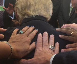 Ảnh mục sư Mỹ đặt tay lên lưng Tổng thống Trump cầu nguyện gây sốt