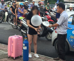 Clip sốc: Cô gái xinh đẹp quỵt tiền taxi, kéo theo bình khí, hít bóng cười rồi vạ vật giữa đường phố Hà Nội