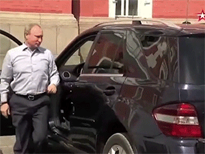 Hành động “lạ” của Tổng thống Putin với người giấu mặt