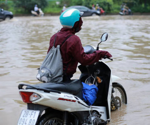 Mưa lớn trút xuống Hà Nội, đại lộ Thăng Long ngập trong biển nước