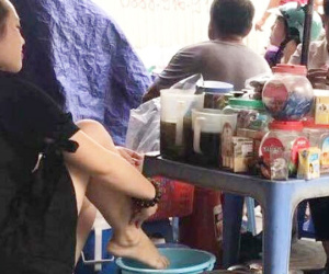 Quán trà vỉa hè bị dẹp sau khi nhân viên salon tóc dàn dựng clip "lấy nước rửa chân để pha trà cho khách"