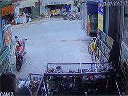 Xe "điên" tông hàng loạt người đi bộ, 1 phụ nữ tử vong